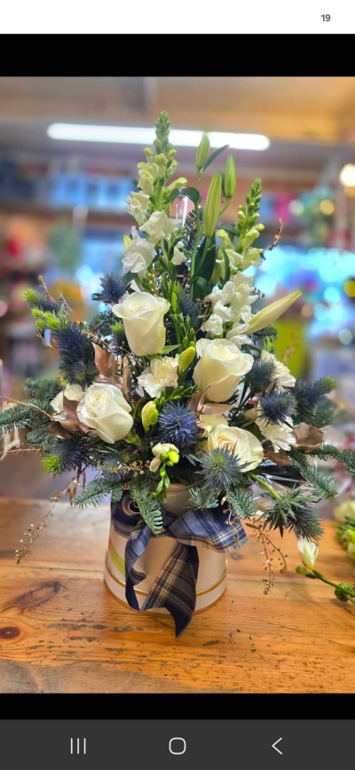 Snowy times - Beautiful fresh hatbox in subtle tones flowers my vary